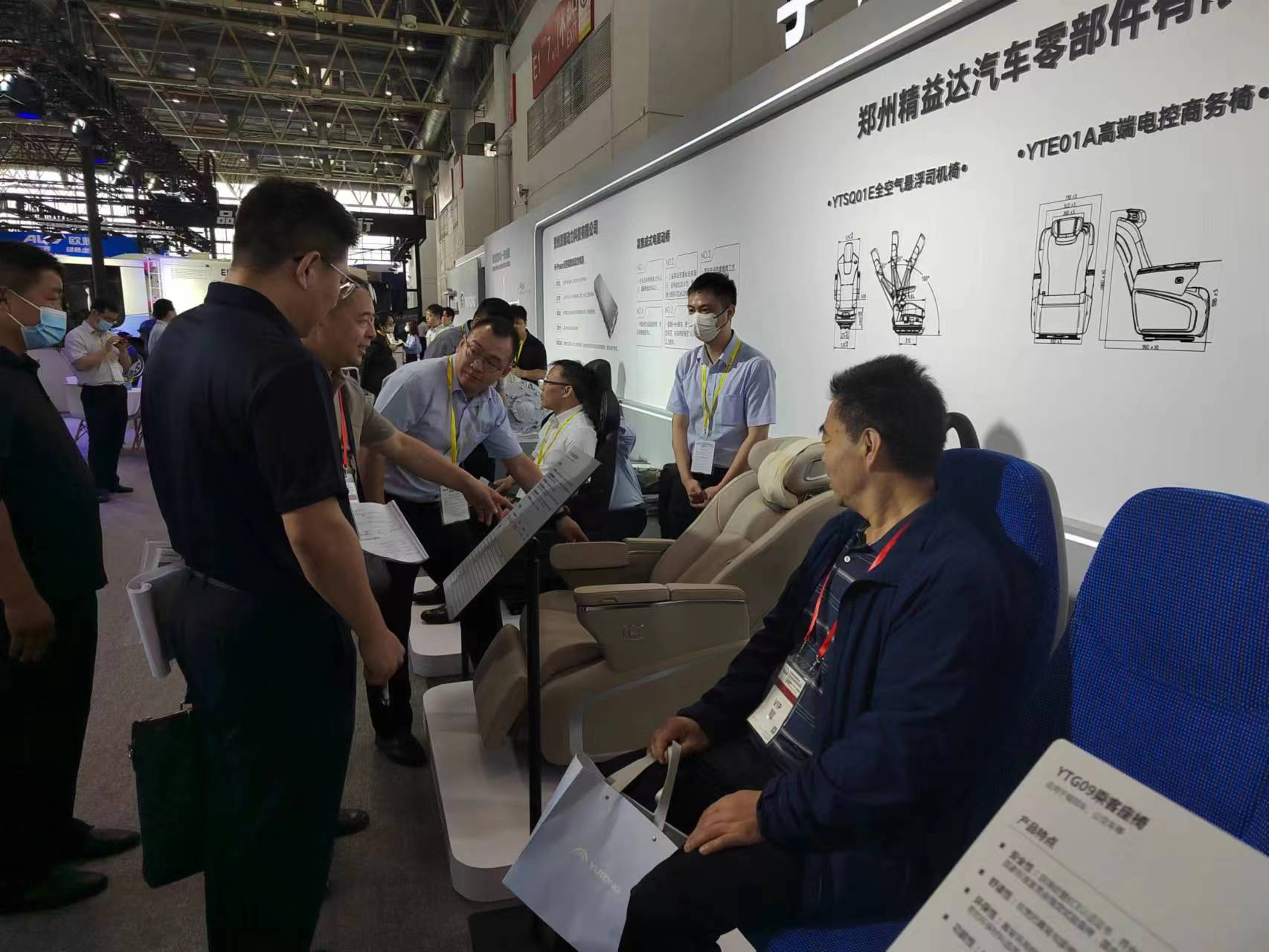 精益达高端商务椅亮相北京道展，荣获“2023年道路运输展车辆零部件创新产品”奖项